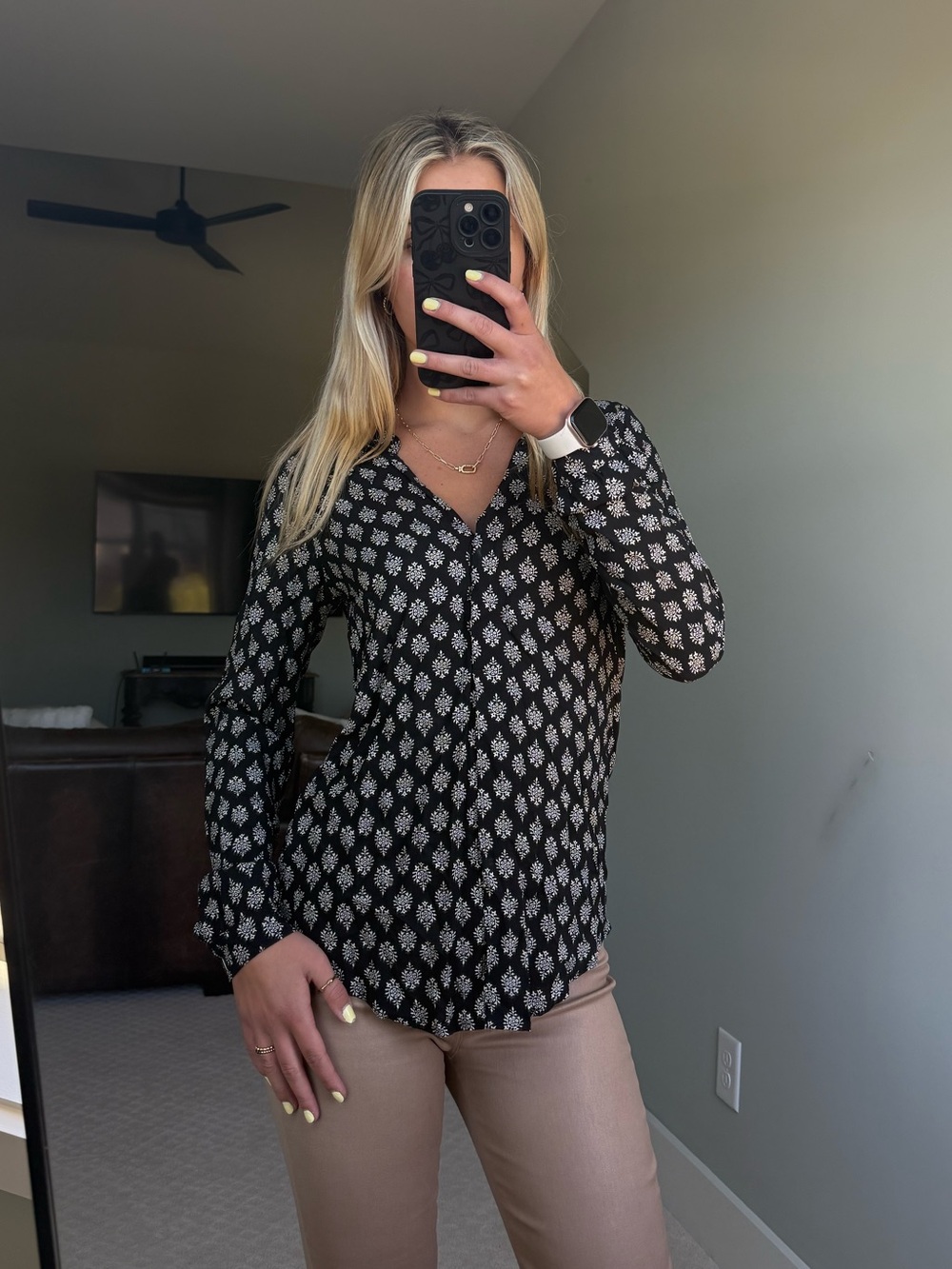 Velvet by Graham & Spencer Black Printed V-Neck Long Sleeve Blouse